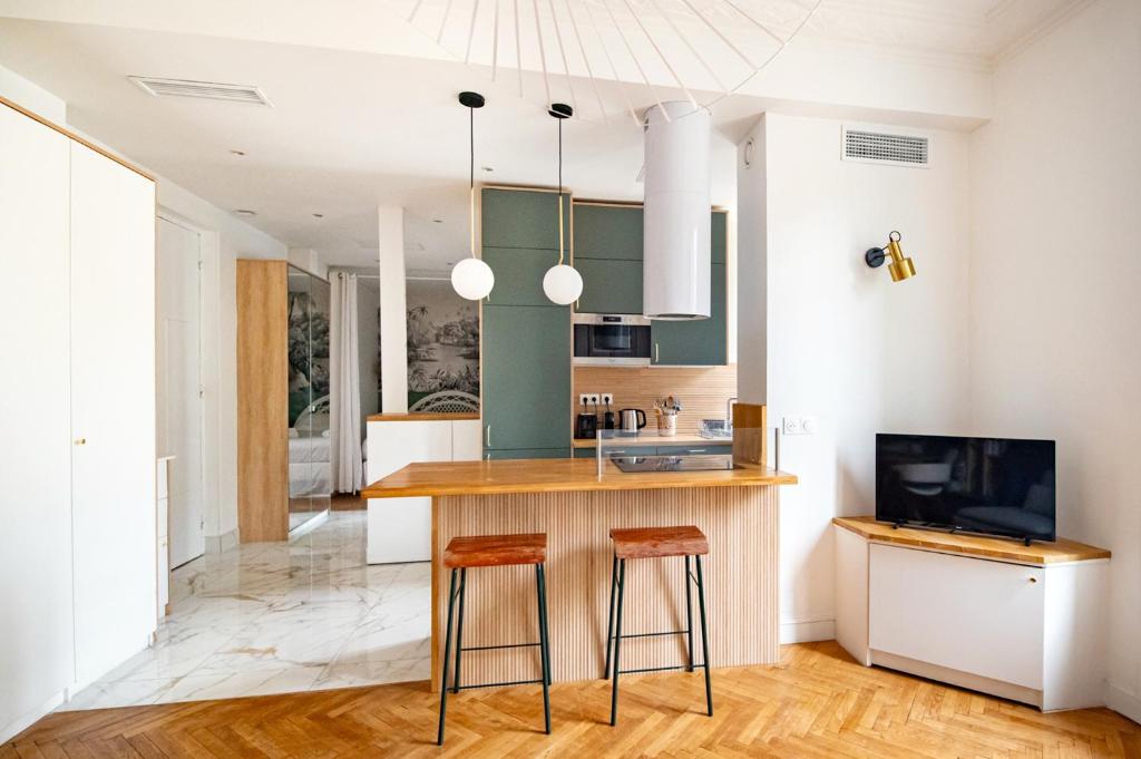 una cucina con bancone e due sgabelli di La Maioneta Vieux-Nice a Nizza