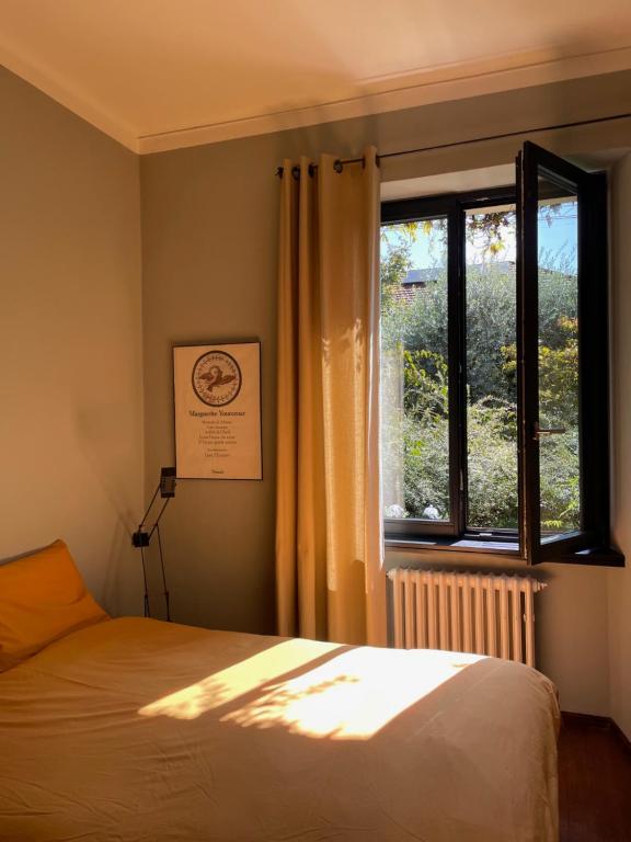 Postel nebo postele na pokoji v ubytování Casa d'epoca con giardino 5 min da Locarno