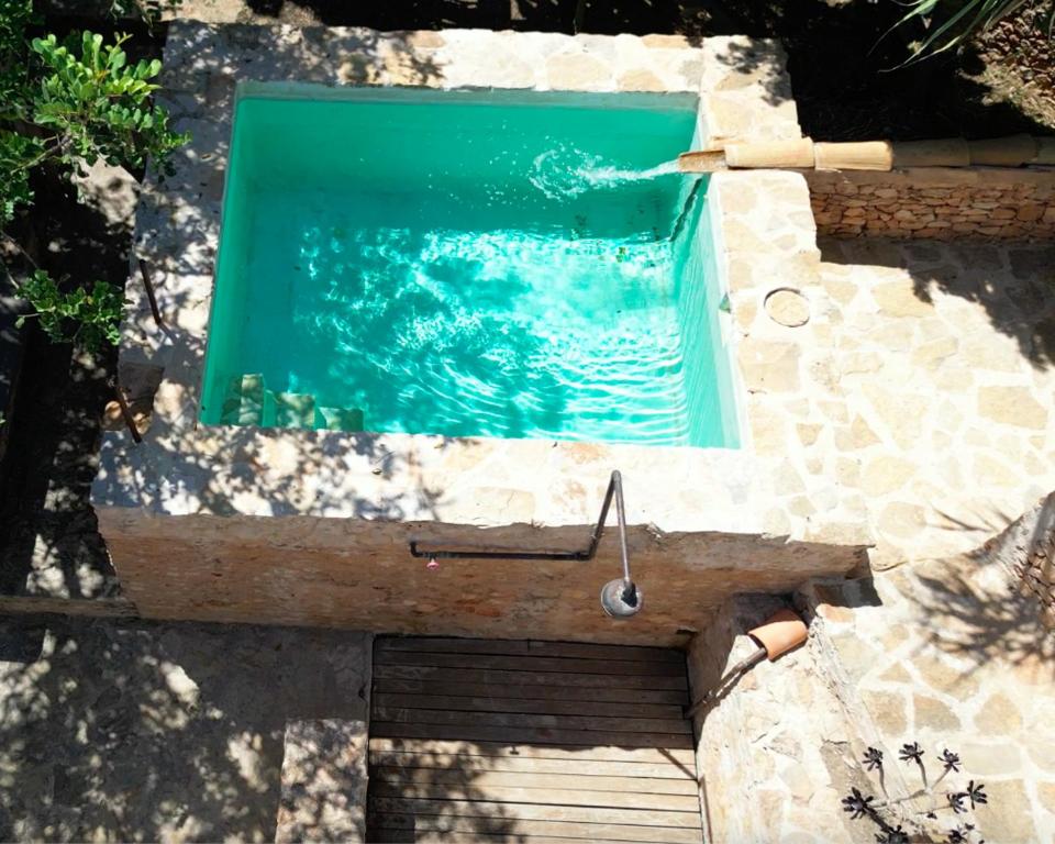 een uitzicht over een zwembad met blauw water bij Can Joseph I in Sant Francesc Xavier