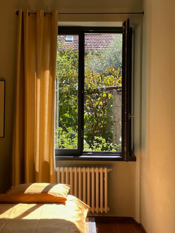 Postel nebo postele na pokoji v ubytování Casa d'epoca con giardino 5 min da Locarno