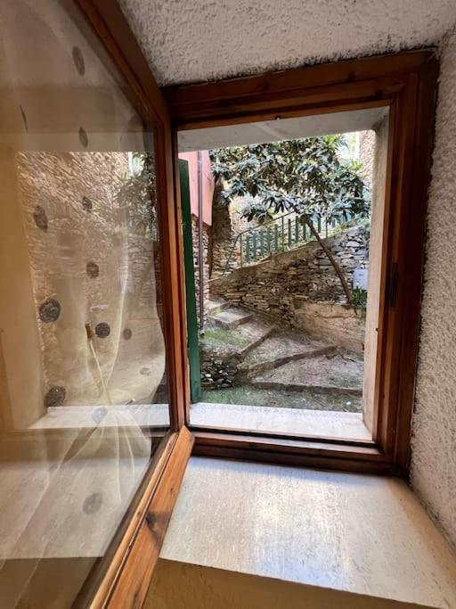 ventana en una habitación con vistas en Appartamento "La Lanterna", en Badalucco