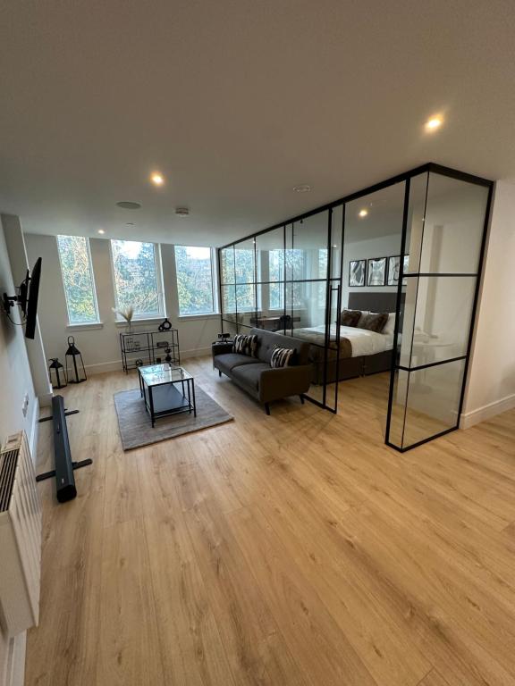 uma grande sala de estar com um sofá e uma mesa em Stylish 1 Bedroom Apartment in Purley, Croydon em Londres