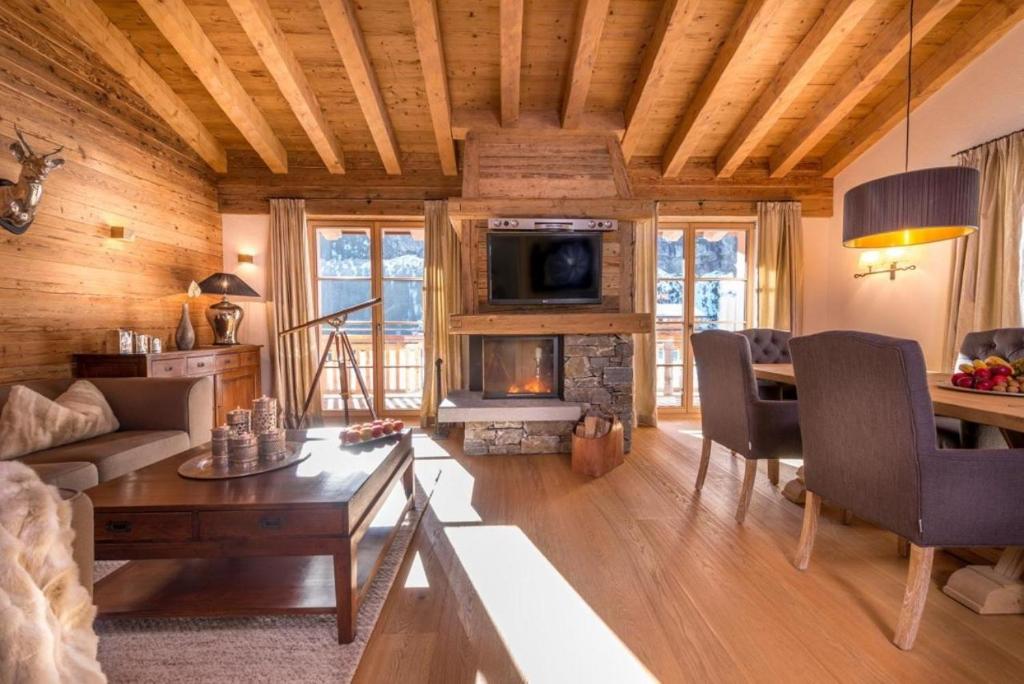 a living room with a fireplace in a cabin at Circle Chalets Arlberg in Zug