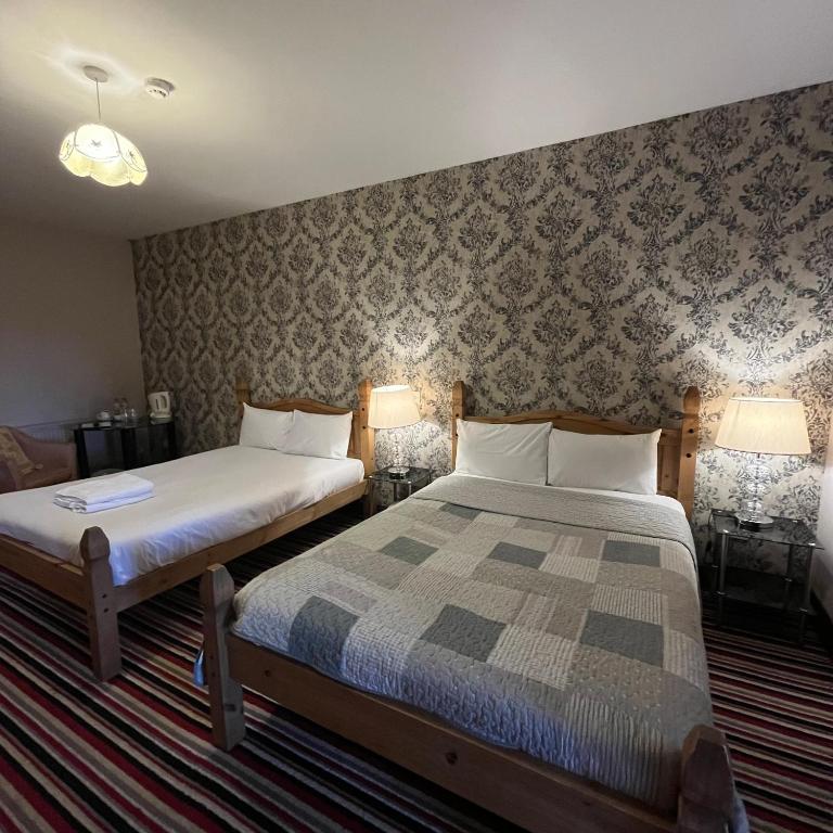 Postel nebo postele na pokoji v ubytování The Yeats County Inn Hotel