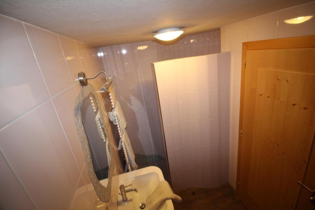 Ein Badezimmer in der Unterkunft Frühstückspension Wahl