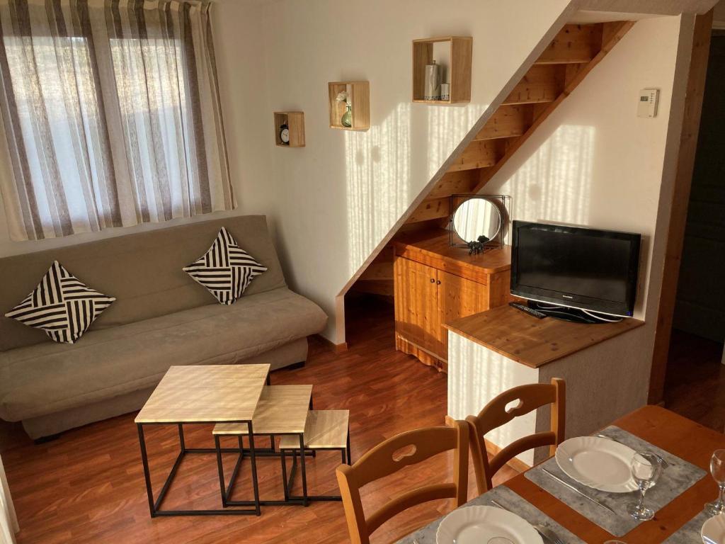 a living room with a couch and a tv at Chalet Le Dévoluy, 3 pièces, 6 personnes - FR-1-504-676 in Le Dévoluy