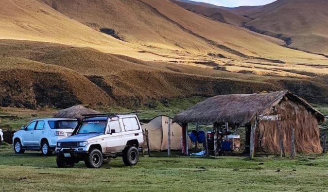 een witte truck geparkeerd voor een schuur bij Hacienda Yanahurco in Ovejería