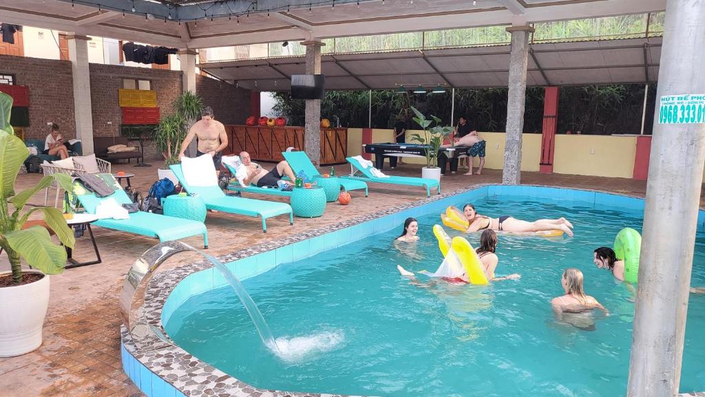 un groupe de personnes jouant dans une piscine dans l'établissement Ha Giang Lotus Hostel Motorbikes and Tours, à Ha Giang