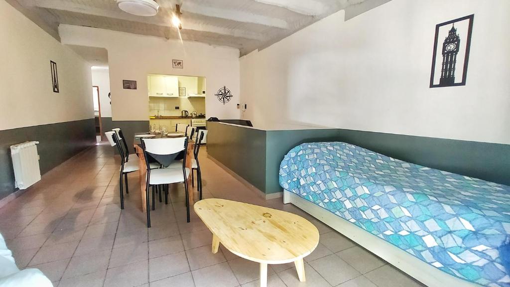 ベナド・トゥエルトにあるCentro IIのベッド、テーブル、キッチンが備わる客室です。