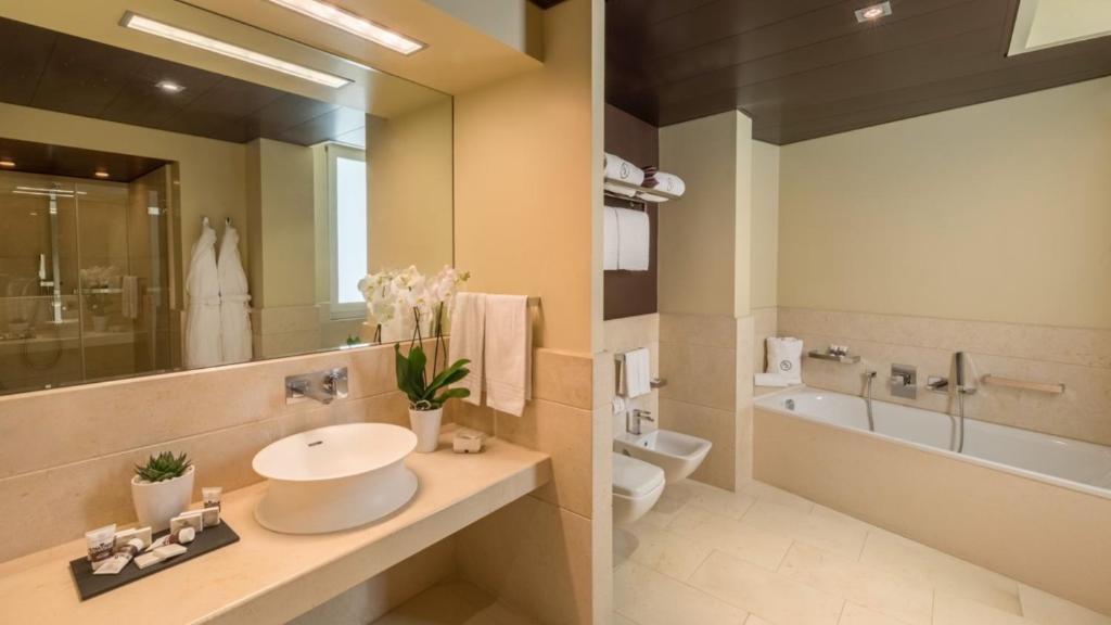 A bathroom at Risorgimento Resort