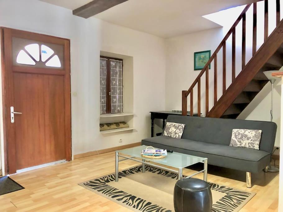 Posezení v ubytování Appartement T3 agréable à Bourbon l'Archambault