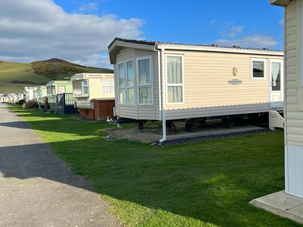 a row of mobile homes on a lawn at Cuddfan in Llanrhystyd