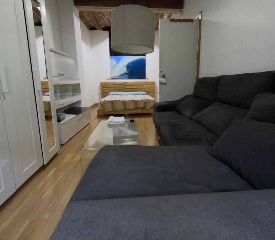 uma sala de estar com um sofá e uma mesa em MOOD City Center em Valência