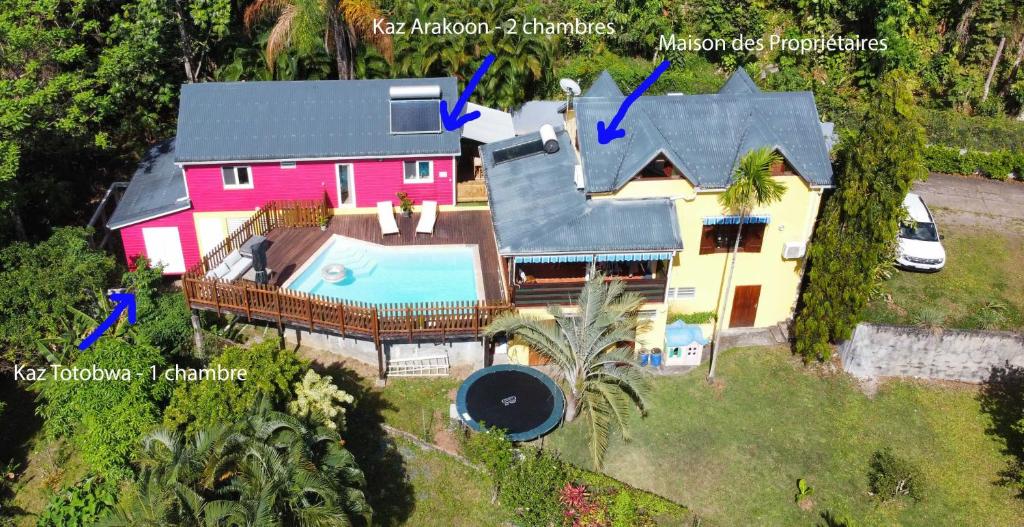 une vue aérienne d'une maison avec piscine dans l'établissement Kaz Kalina - Gîtes avec piscine partagée, à Bouillante