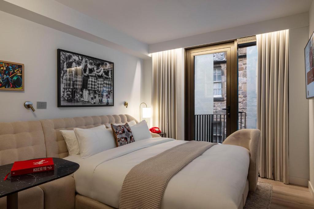 Postel nebo postele na pokoji v ubytování Virgin Hotels Edinburgh