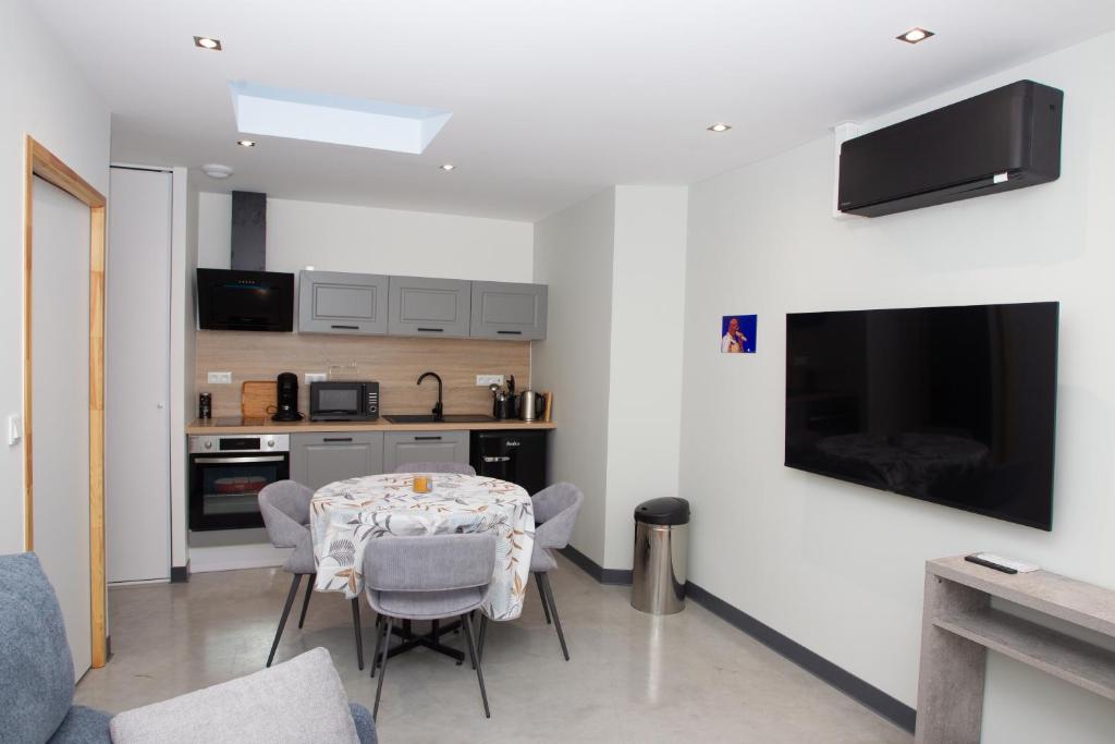 Kuchyň nebo kuchyňský kout v ubytování Appart Hotel Coutances