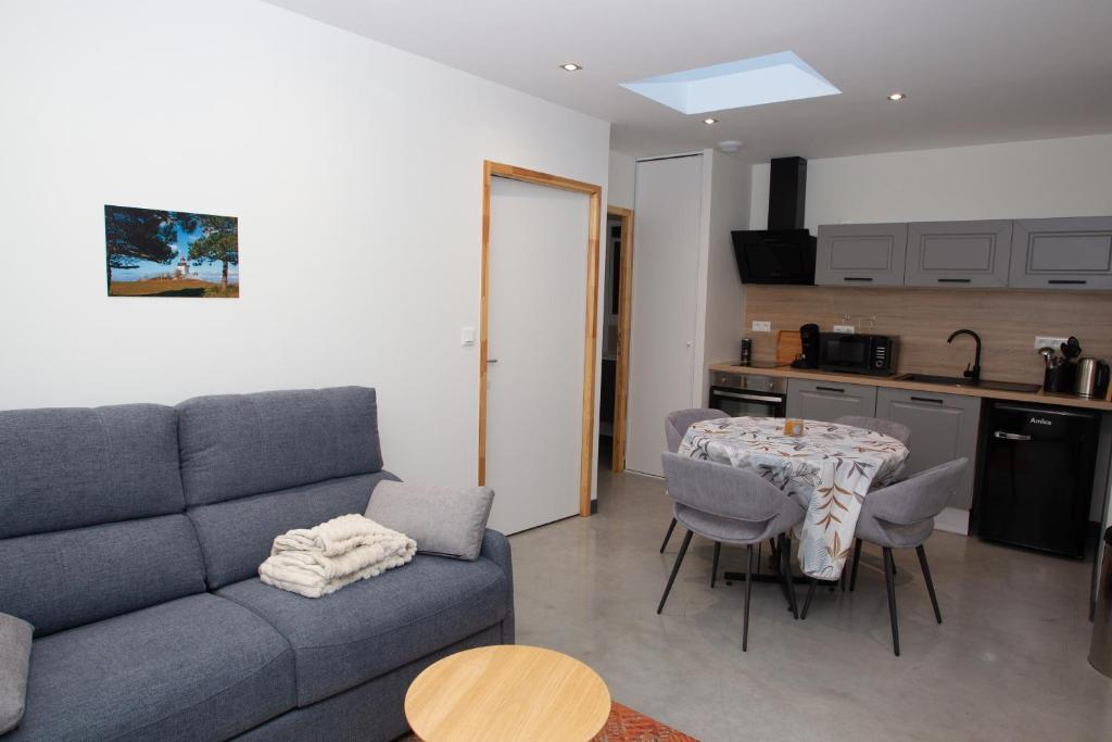 Kuchyň nebo kuchyňský kout v ubytování Appart Hotel Coutances
