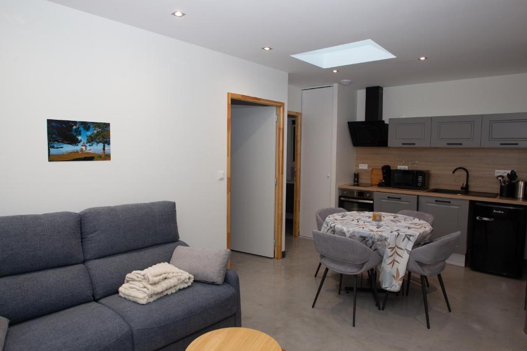 Kuchyň nebo kuchyňský kout v ubytování Appart Hotel Coutances