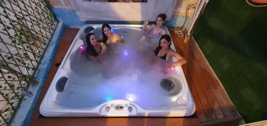 - un groupe de femmes dans une baignoire dans l'établissement Hostel Malti Budget, à San Ġiljan