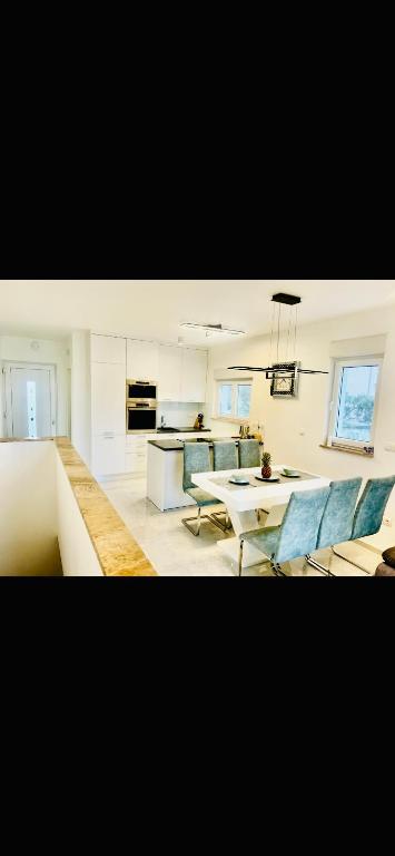 uma sala de estar com um sofá e uma mesa em Apartment with swimming pool Lagotto em Trogir