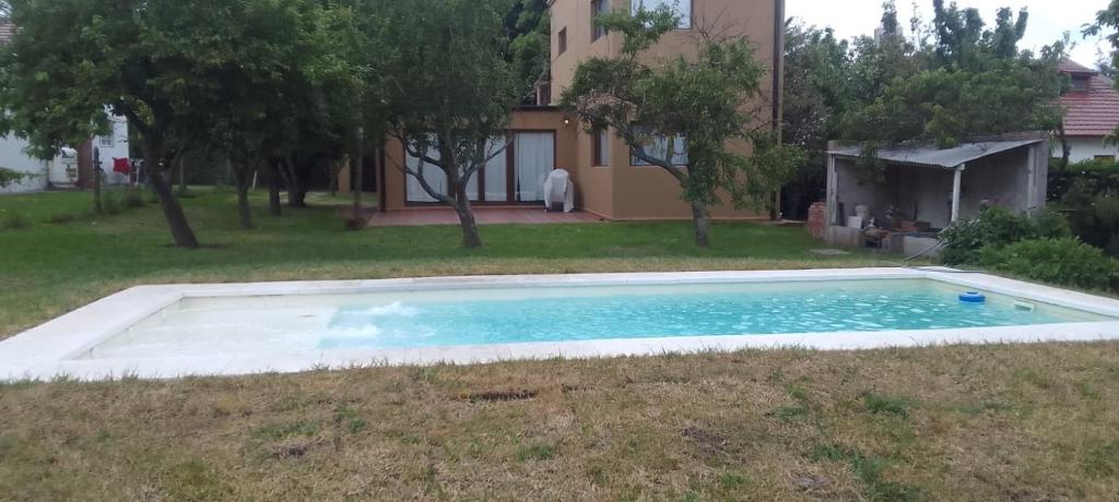 una piscina en el patio de una casa en Sierras de los padres, en Mar del Plata