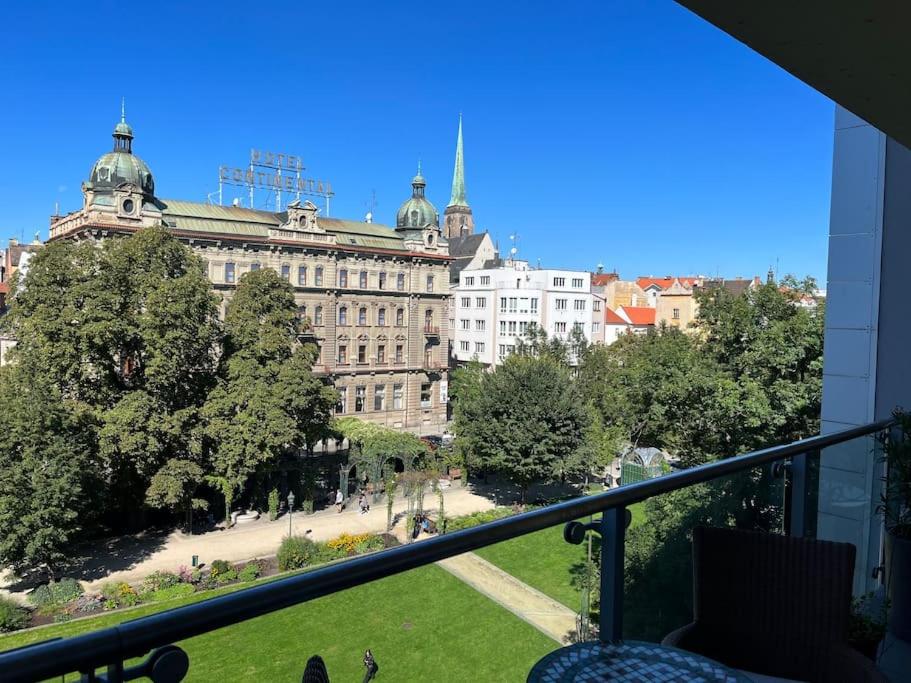 vistas a un gran edificio desde el balcón en Apartment in historical center with park view en Plzeň