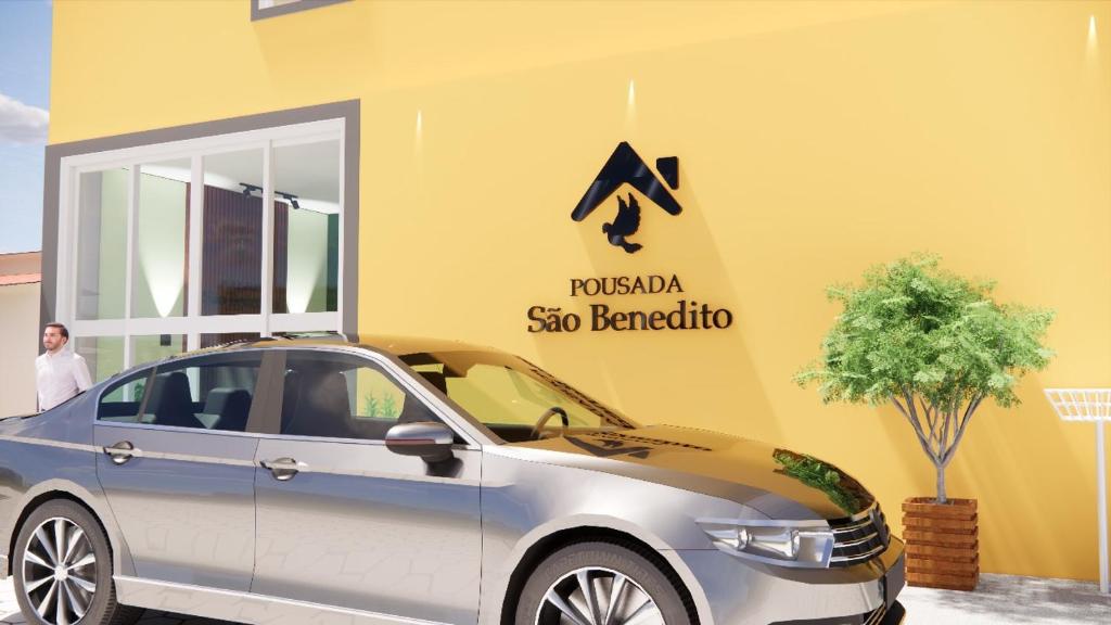 Pousada São Benedito في كاشويرا باوليستا: سيارة كهربائية متوقفة أمام متجر