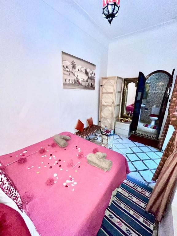 Postel nebo postele na pokoji v ubytování RIAD TENDANCE IN MARRAKECH