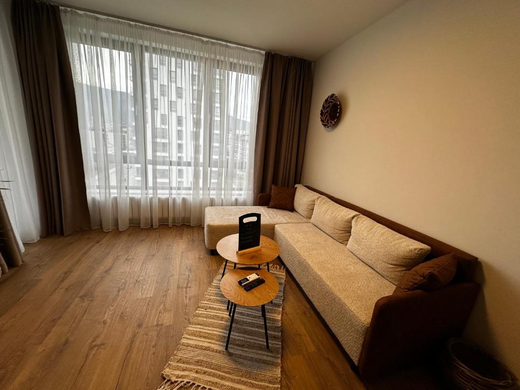 Posezení v ubytování 1BR Modern condo near the University