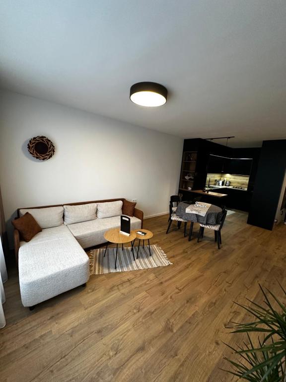 Posezení v ubytování 1BR Modern condo near the University
