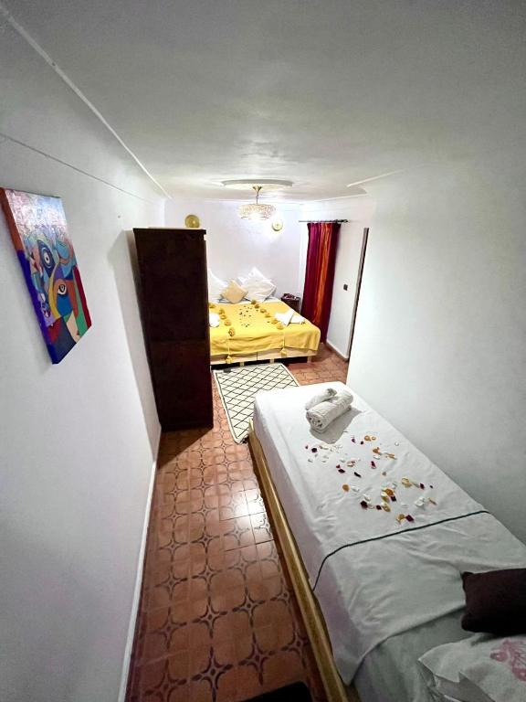 Postel nebo postele na pokoji v ubytování RIAD TENDANCE IN MARRAKECH