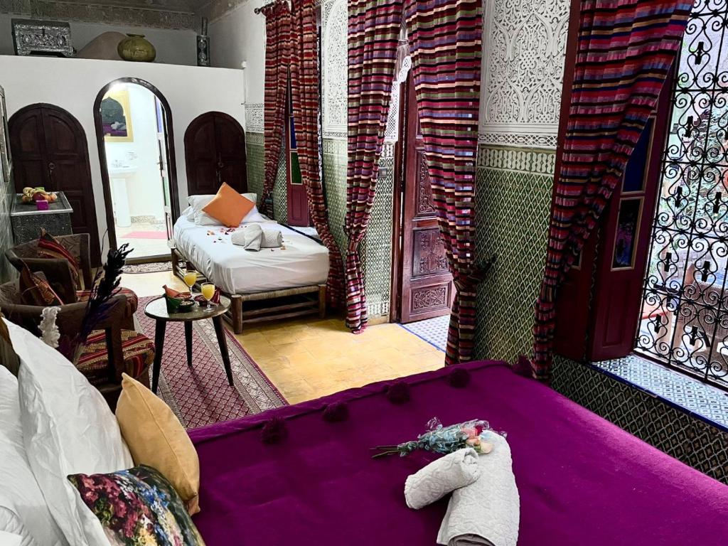 Postel nebo postele na pokoji v ubytování RIAD TENDANCE IN MARRAKECH