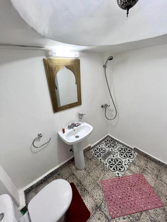 Koupelna v ubytování RIAD TENDANCE IN MARRAKECH