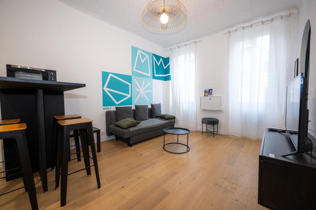 un salon avec un canapé et une télévision dans l'établissement Jade - Appart Design au coeur de Marseille, à Marseille