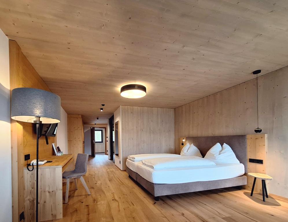 Postel nebo postele na pokoji v ubytování Hotel Tirolerhof