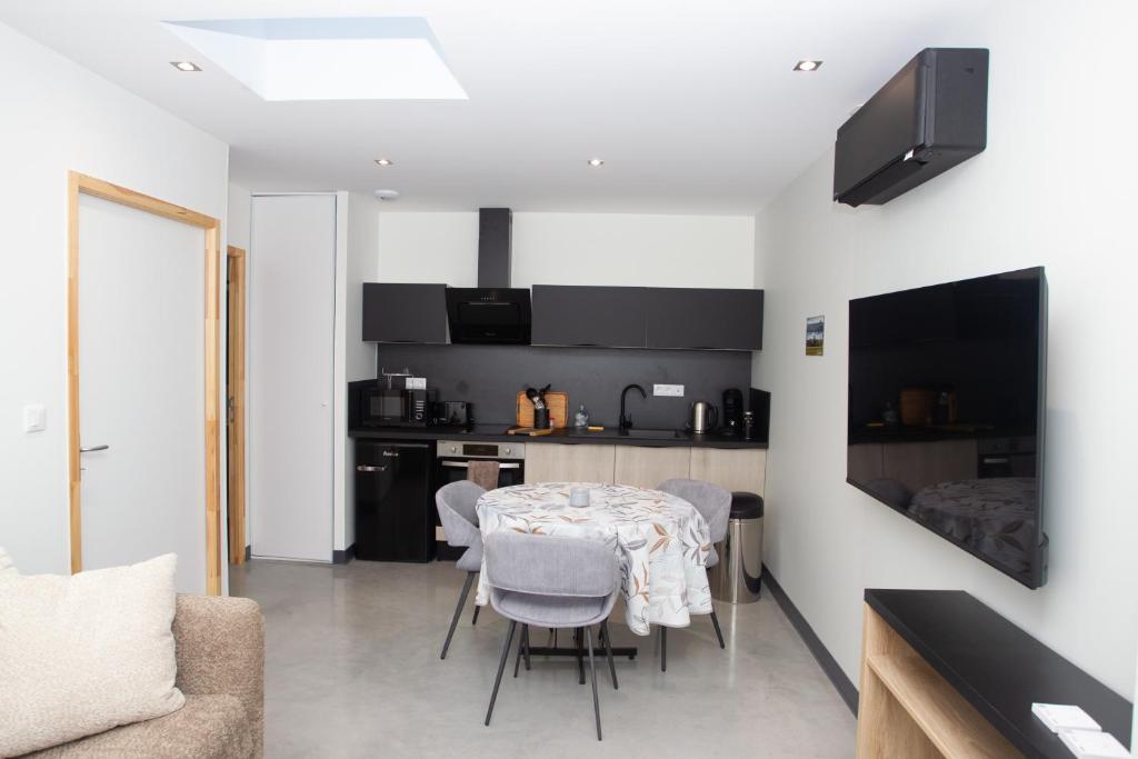Kuchyň nebo kuchyňský kout v ubytování Appart Hotel Coutances