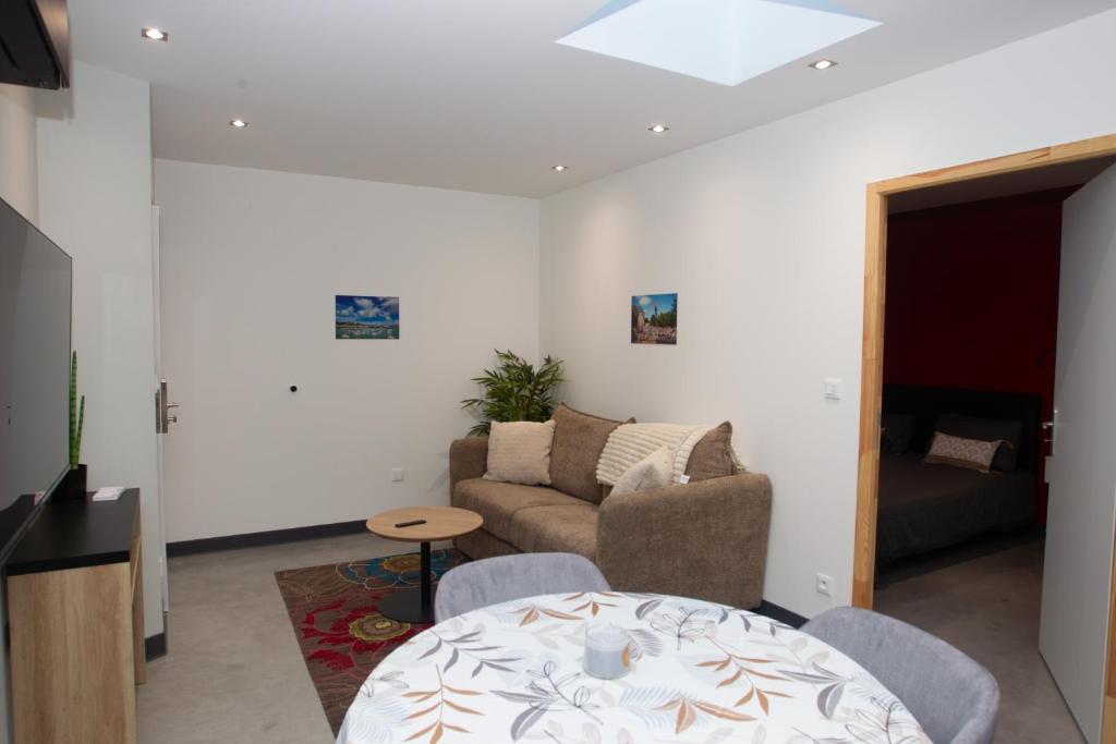 TV a/nebo společenská místnost v ubytování Appart Hotel Coutances