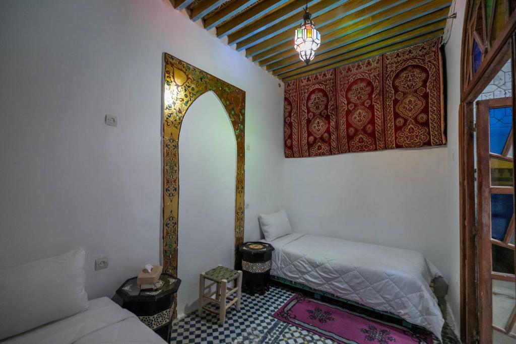 Postel nebo postele na pokoji v ubytování RIAD DAR DIWAN