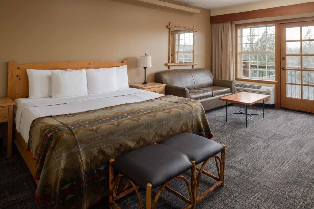 Säng eller sängar i ett rum på Heathman Lodge