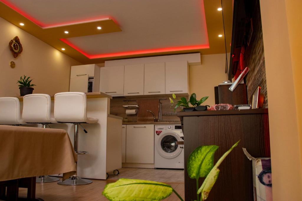 uma cozinha com máquina de lavar e secar roupa num quarto em Newly renovated 2 bedroom apartment in Sofia em Sófia