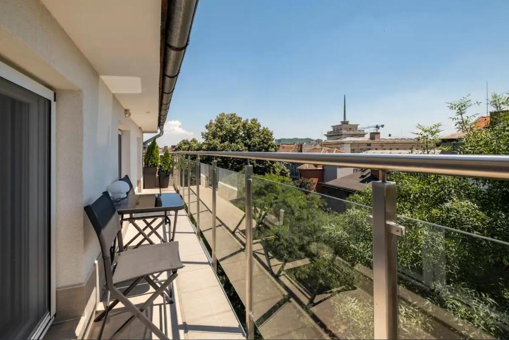 - Balcón con mesa y sillas en un edificio en Lovely 1-BDR apartment with view of Cathedral, en Sofía