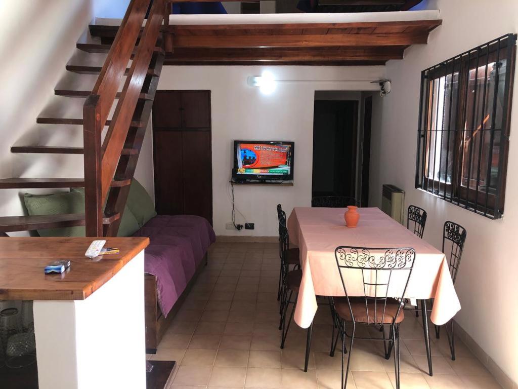 サンベルナルドにあるRefugio Atlánticoのテーブルとソファのあるダイニングルーム