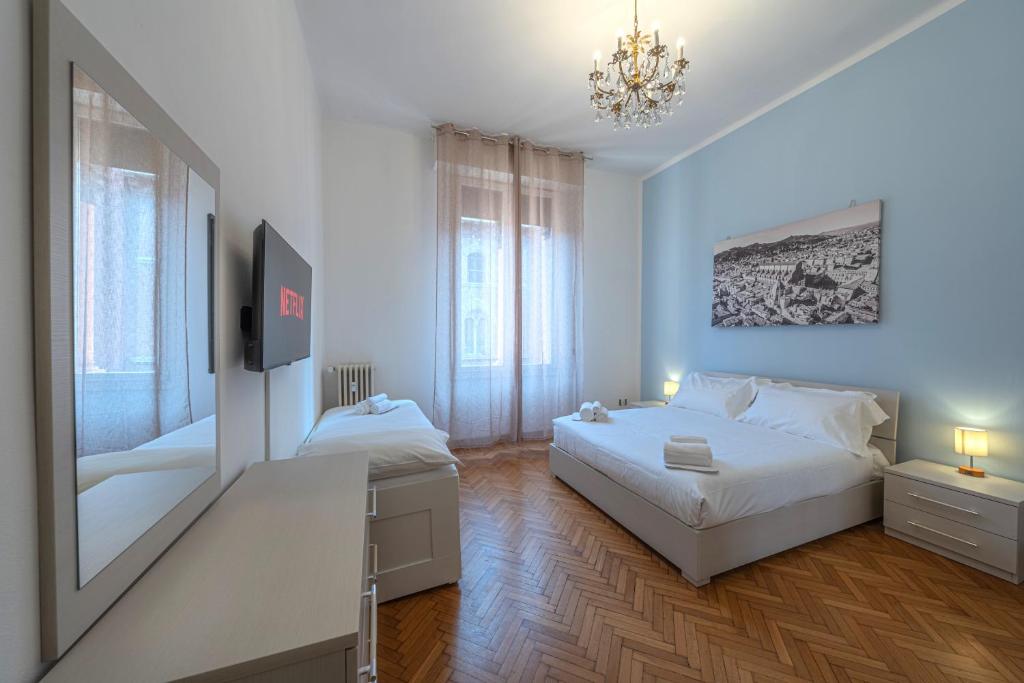 una camera da letto con due letti e uno specchio di Suite in the center of Bologna a Bologna