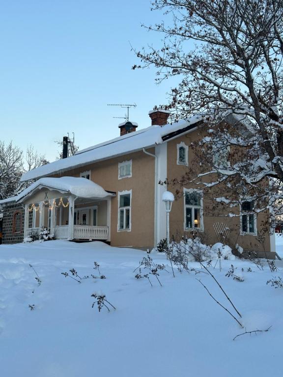 uma casa com neve no chão em frente dela em Disponenten 