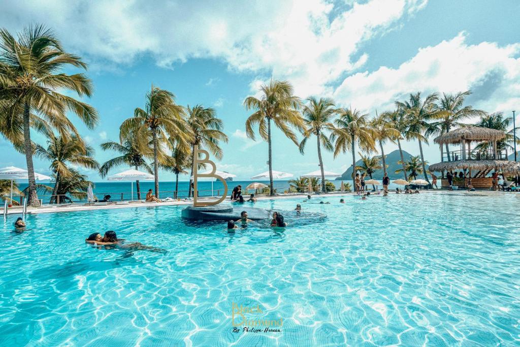 Der Swimmingpool an oder in der Nähe von Studio vue mer avec piscine