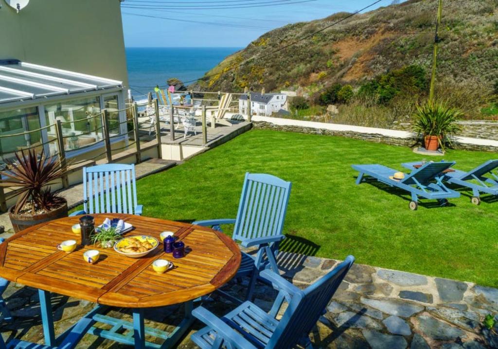 Seaview Beach house in Llangrannog, Llangrannog (updated prices 2024)