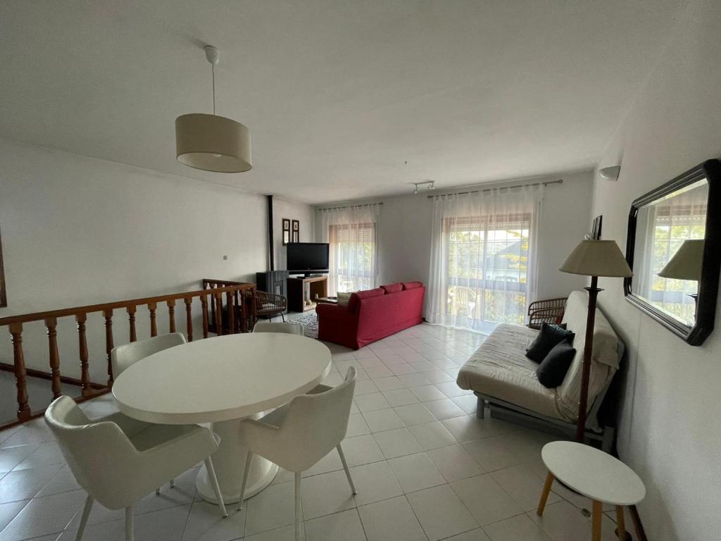 - un salon avec une table et des chaises blanches dans l'établissement Casa Sr do Calvário, à Paços de Ferreira