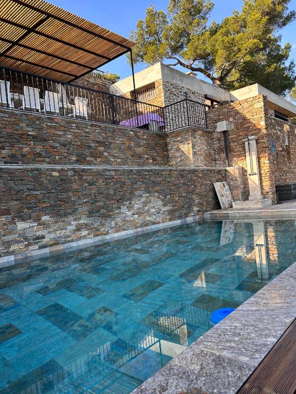 une grande piscine avec un mur en briques dans l'établissement maison gaou bénat vue à 180°, à Bormes-les-Mimosas