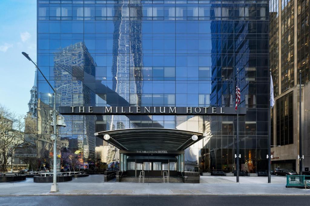 un bâtiment avec un panneau indiquant l'hôtel millénaire dans l'établissement Millennium Downtown New York, à New York