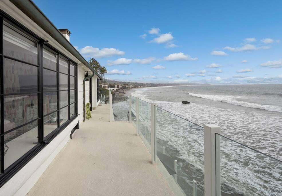 una vista sull'oceano dal balcone di una casa di ৎ୭ Victoria ৎ୭ a Malibu